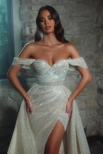 Lujosos vestidos de novia de corte A sin mangas con hombros descubiertos y purpurina con abertura