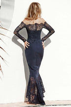 Vestido de dama de honor azul marino con hombros descubiertos y encaje de sirena