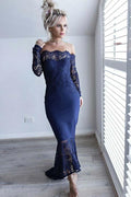 Vestido de dama de honor azul marino con hombros descubiertos y encaje de sirena