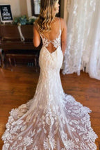Vestidos de novia de encaje con escote en V, espalda descubierta y tirantes finos de sirena