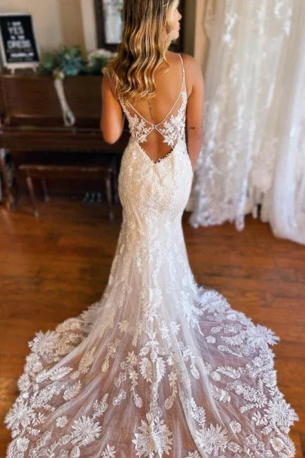 Vestidos de novia de encaje con escote en V, espalda descubierta y tirantes finos de sirena
