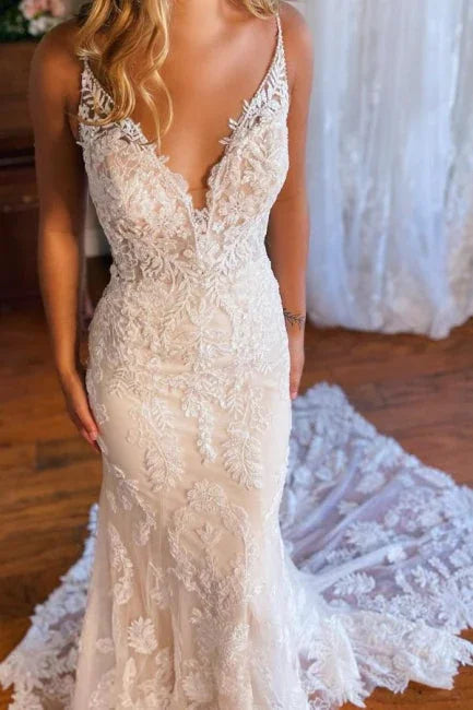 Vestidos de novia de encaje con escote en V, espalda descubierta y tirantes finos de sirena