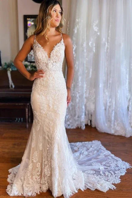 Vestidos de novia de encaje con escote en V, espalda descubierta y tirantes finos de sirena