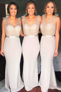 Vestido de dama de honor gris claro con escote en V y cola larga y faja, corte sirena 
