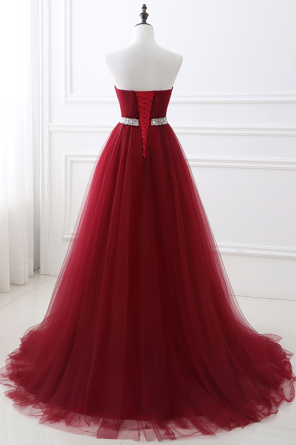 Modernes burgunderrotes langes Ballkleid aus Tüll und Kristallen mit Herzausschnitt