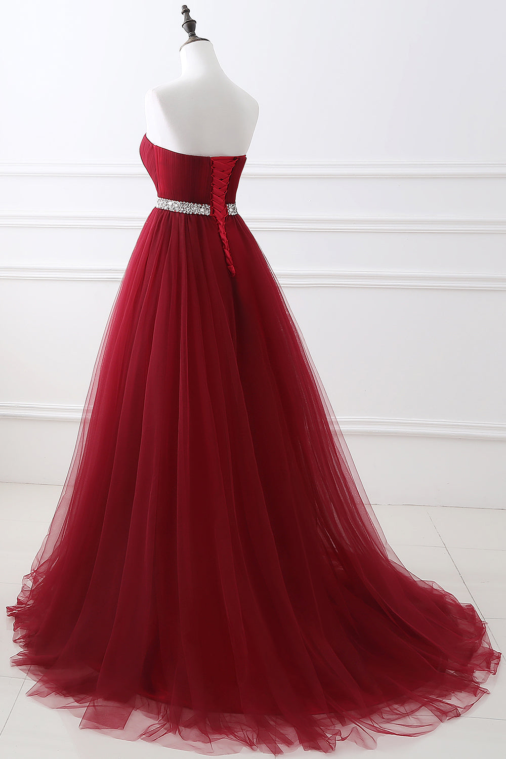 Modernes burgunderrotes langes Ballkleid aus Tüll und Kristallen mit Herzausschnitt