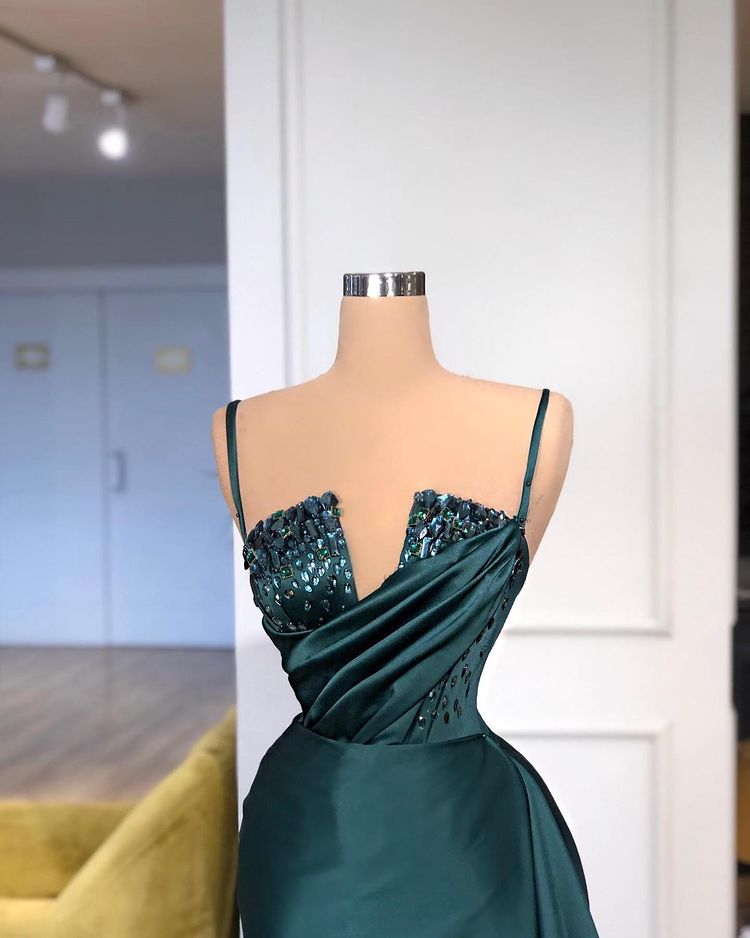 Modernes Meerjungfrauen-Abendkleid aus Kristall mit abnehmbarer Schleppe und Spaghettiträgern