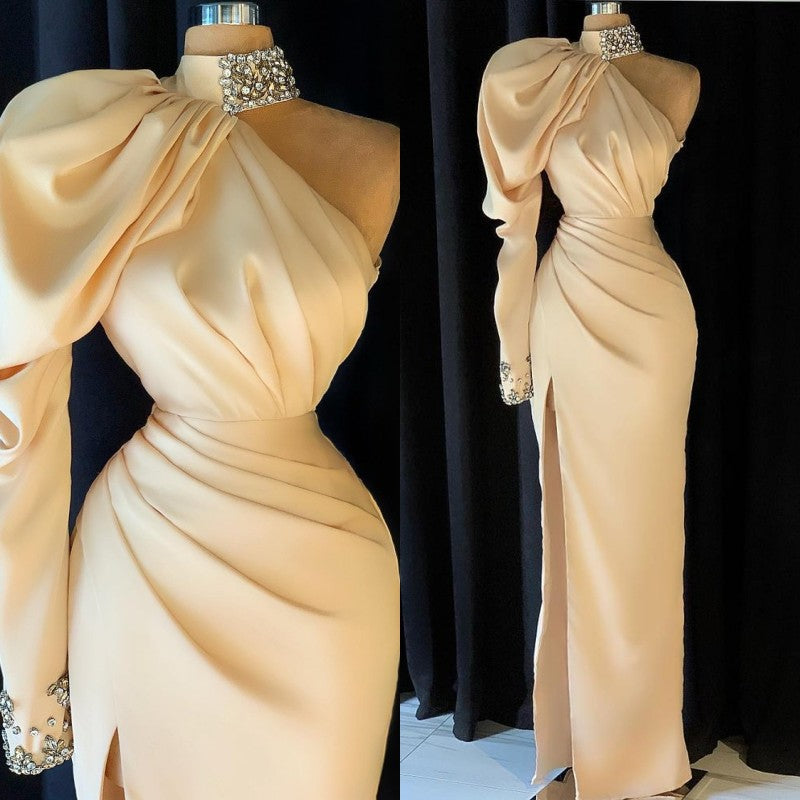 Modernes, hochgeschlossenes, langärmeliges Meerjungfrauen-Abendkleid mit Kristallen und Schlitz