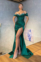 Modernes, hochgeschlitztes, dunkelgrünes, glitzerndes Meerjungfrauen-Abendkleid mit Perlenbesatz und schulterfreiem Ausschnitt