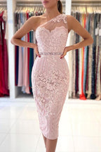 Modernes, figurbetontes Spitzen-Abendkleid mit Kristallverzierung an der Schulter im Angebot
