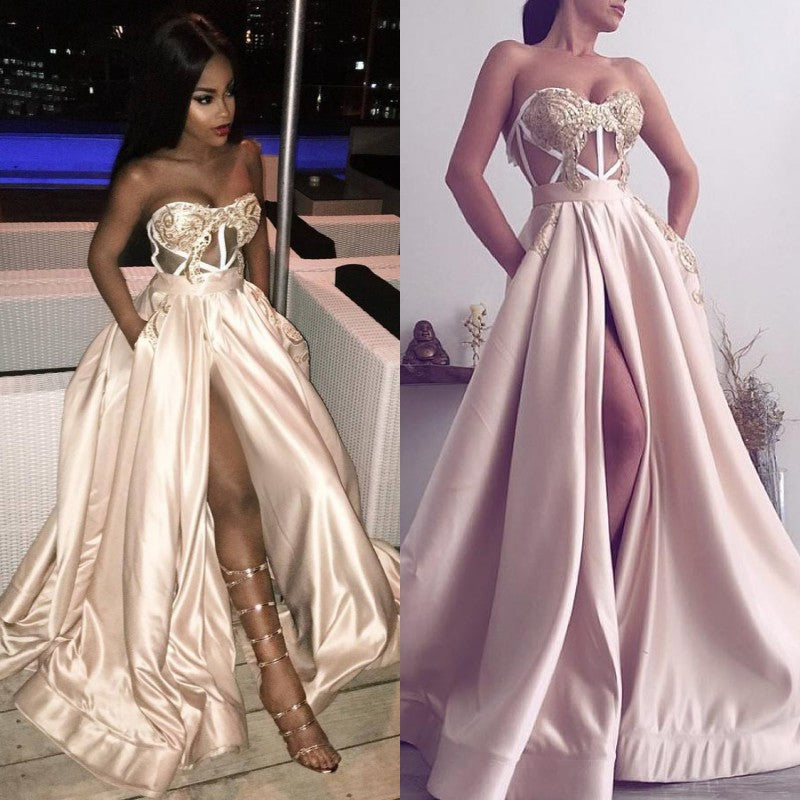Modernes langes Ballkleid mit Schlitz, Applikationen und Herzausschnitt