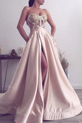 Vestido de fiesta largo moderno con abertura y apliques de corazón