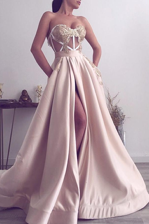 Modernes langes Ballkleid mit Schlitz, Applikationen und Herzausschnitt