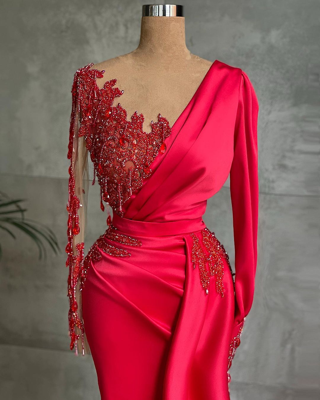Modernes rotes Meerjungfrauen-Abendkleid mit Spitzenapplikationen, Rüschen und langen Ärmeln