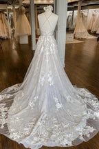 Moderne A-Linien-Brautkleider mit Spaghettiträgern und Spitze