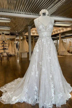 Moderne A-Linien-Brautkleider mit Spaghettiträgern und Spitze