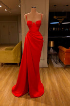Modernes, atemberaubendes rotes Ballkleid mit runden Cups, hohem Beinschlitz und Spaghettiträgern