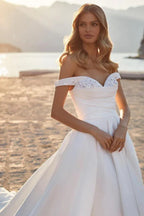 Langes A-Linien-Off-Shoulder Hochzeitskleid aus gerafftem Satin mit Kristallen
