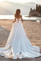 Langes A-Linien-Off-Shoulder Hochzeitskleid aus gerafftem Satin mit Kristallen