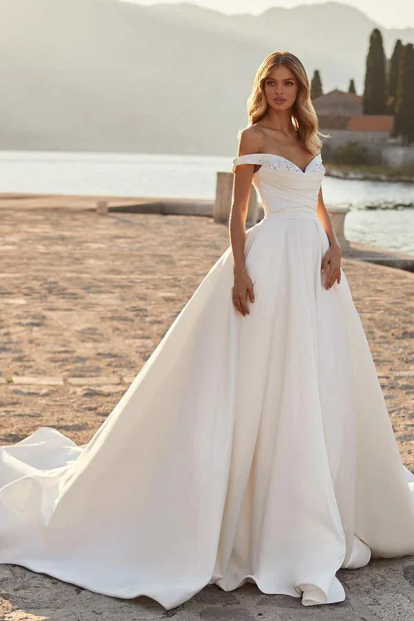Langes A-Linien-Off-Shoulder Hochzeitskleid aus gerafftem Satin mit Kristallen