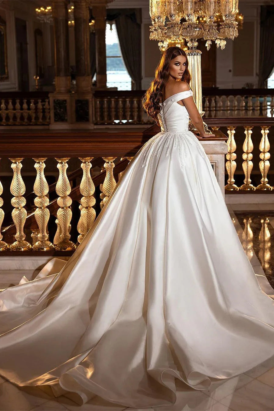 Schlichtes schulterfreies Brautkleid aus Satin mit abnehmbarer Schleppe 