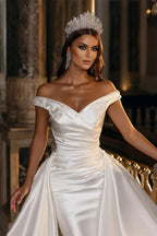 Schlichtes schulterfreies Brautkleid aus Satin mit abnehmbarer Schleppe 