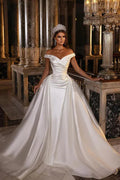 Schlichtes schulterfreies Brautkleid aus Satin mit abnehmbarer Schleppe 