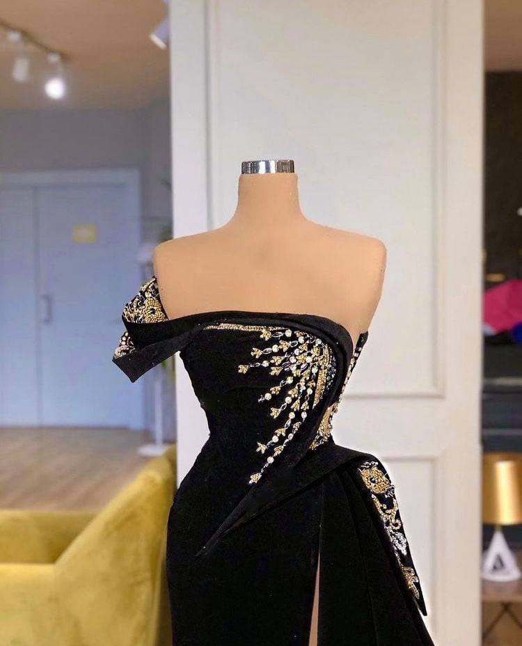 Schlichtes, trägerloses A-Linien-Abendkleid mit Schlitz vorne und Perlenstickerei