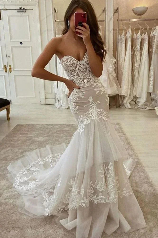 Neu eingetroffenes Meerjungfrauen-Hochzeitskleid aus Tüll und Spitze mit Herzausschnitt, zweilagig mit Schleppe