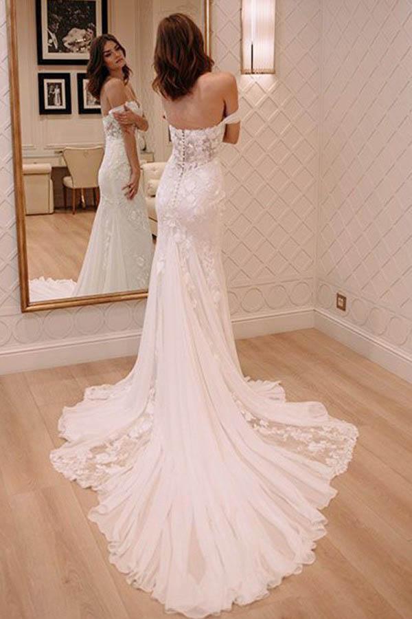 Vestido de novia de chifón con escote Bardot, cola capilla y apliques de encaje