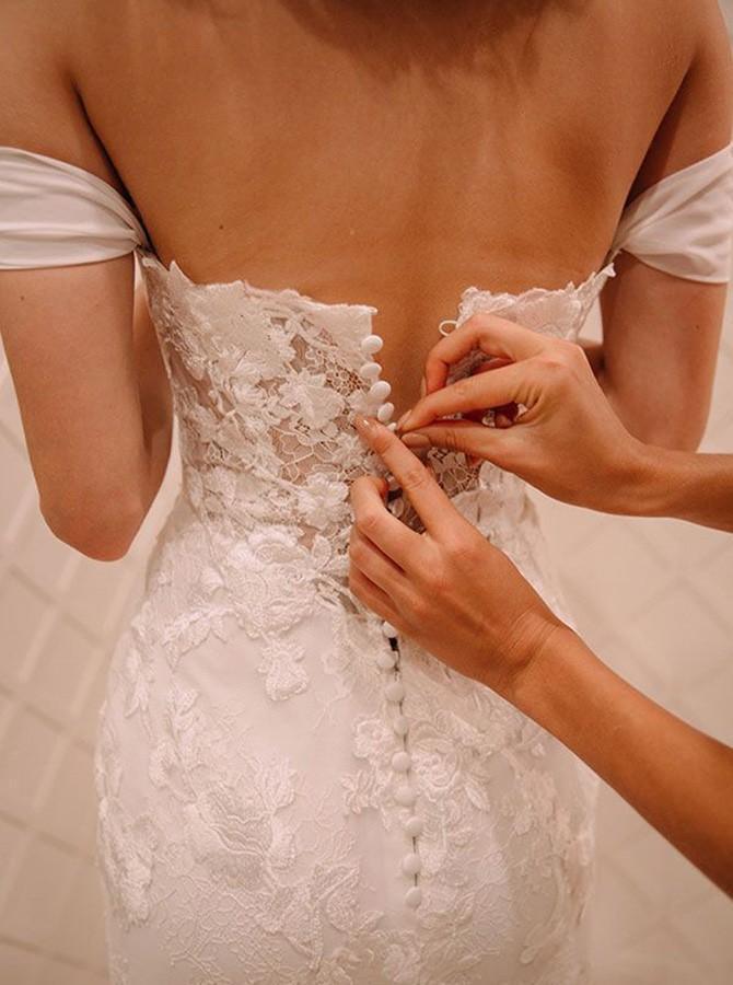 Vestido de novia de chifón con escote Bardot, cola capilla y apliques de encaje