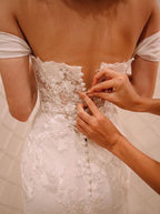 Vestido de novia de chifón con escote Bardot, cola capilla y apliques de encaje