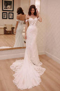 Vestido de novia de chifón con escote Bardot, cola capilla y apliques de encaje