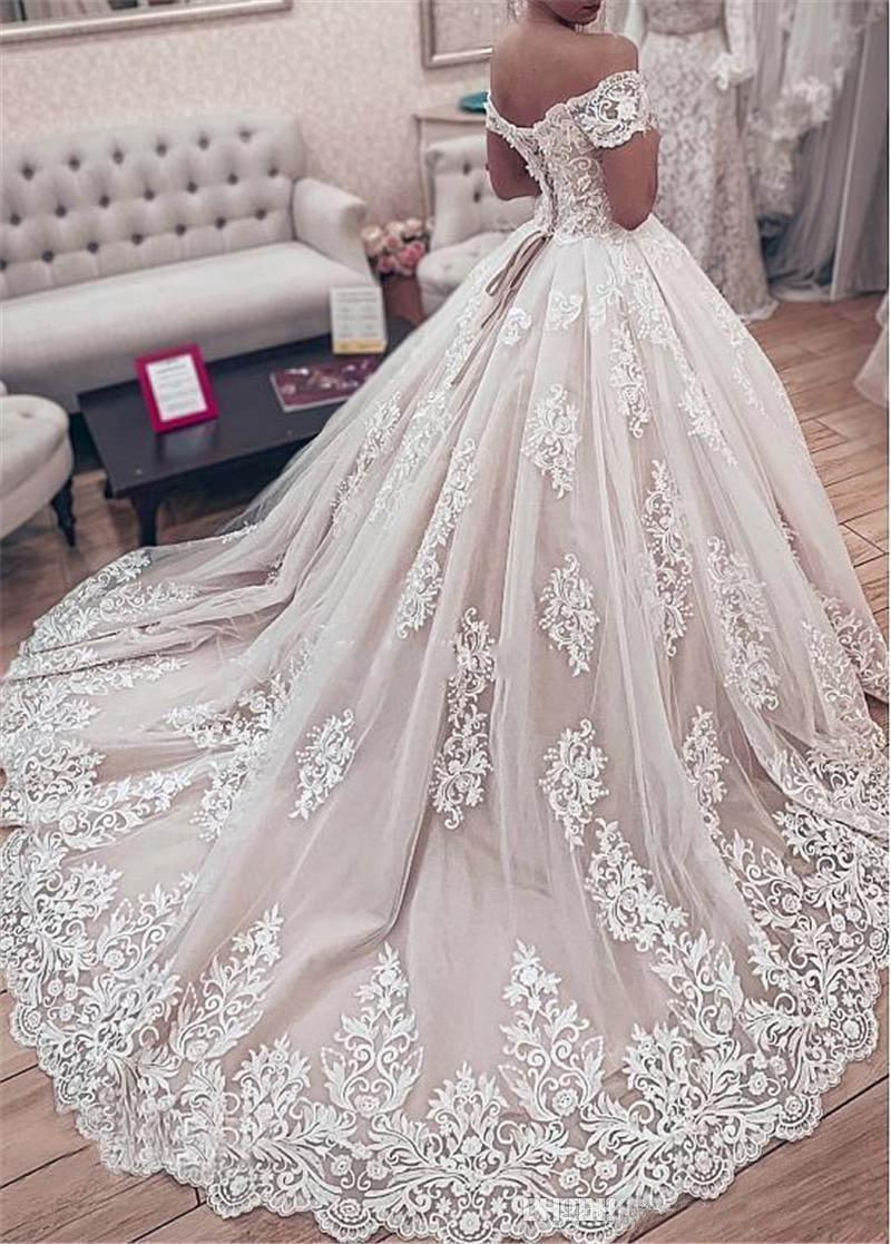Ärmelloses Ballkleid mit Spitze und Applikationen