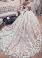 Ärmelloses Ballkleid mit Spitze und Applikationen