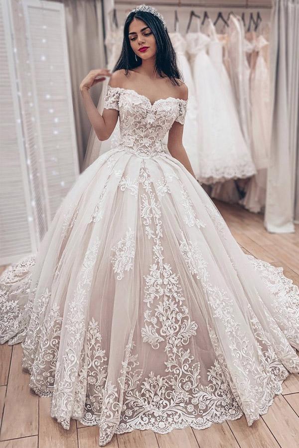 Ärmelloses Ballkleid mit Spitze und Applikationen