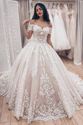 Ärmelloses Ballkleid mit Spitze und Applikationen