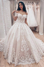 Ärmelloses Ballkleid mit Spitze und Applikationen
