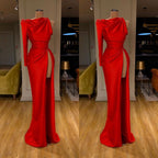 Rotes Ballkleid mit hohem Beinschlitz, asymmetrischem Rock, Faltenrock und langen Ärmeln