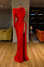 Rotes Ballkleid mit hohem Beinschlitz, asymmetrischem Rock, Faltenrock und langen Ärmeln