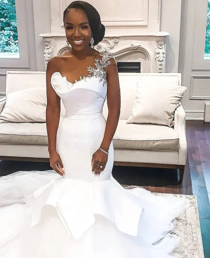 Vestidos de novia de sirena con un hombro descubierto y cola con volantes