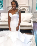 Vestidos de novia de sirena con un hombro descubierto y cola con volantes