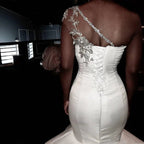 Vestidos de novia de sirena con un hombro descubierto y cola con volantes