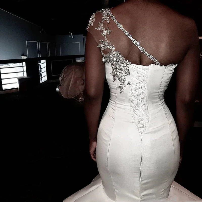 Vestidos de novia de sirena con un hombro descubierto y cola con volantes