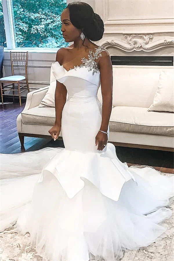 Vestidos de novia de sirena con un hombro descubierto y cola con volantes