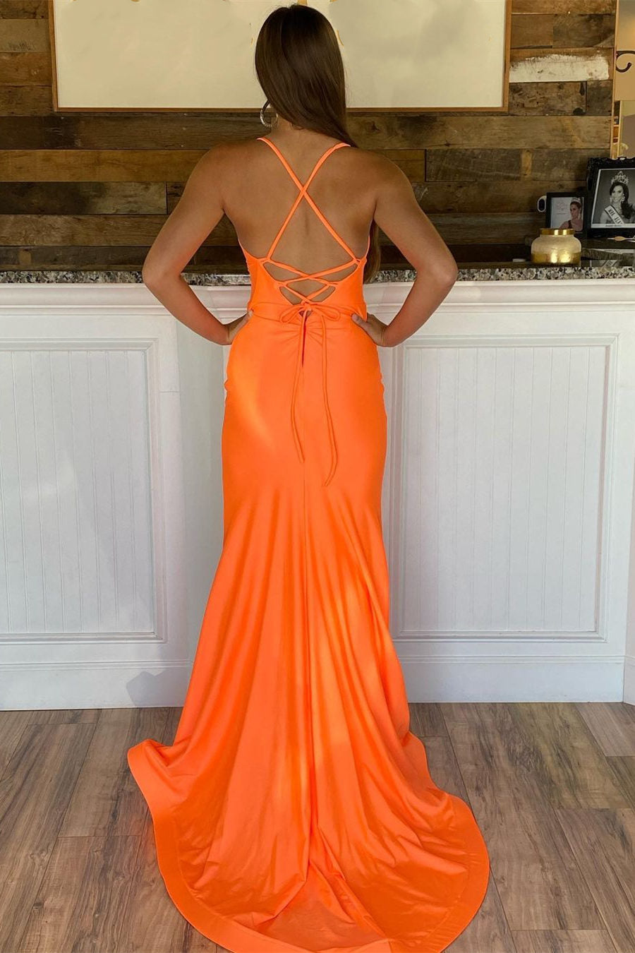 Langes, orangefarbenes Meerjungfrauen-Abendkleid aus Satin mit Trägern