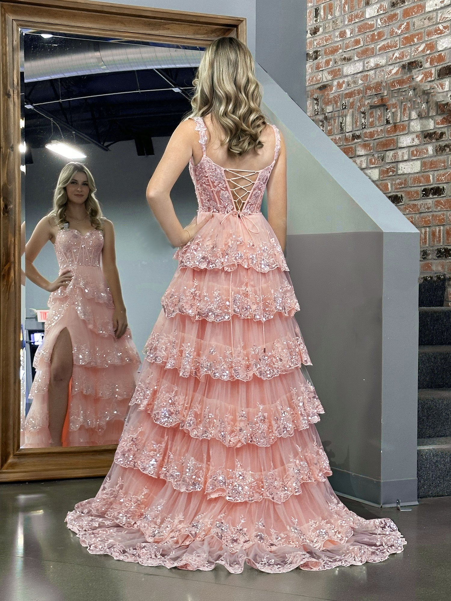 Vestido de fiesta estilo princesa, corte A, hombros descubiertos, corsé y volantes de encaje