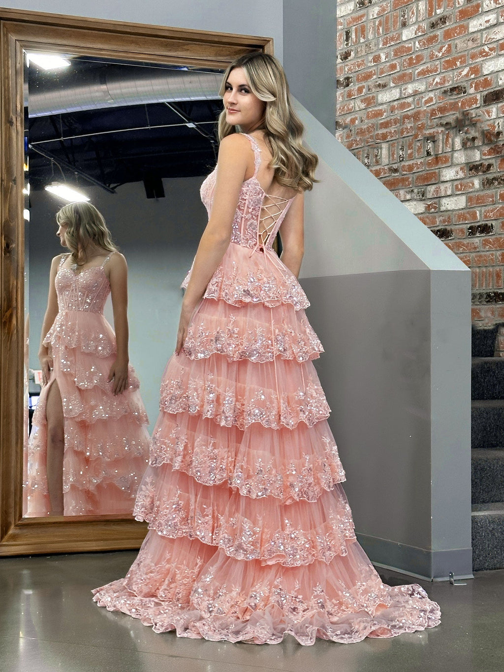 Vestido de fiesta estilo princesa, corte A, hombros descubiertos, corsé y volantes de encaje
