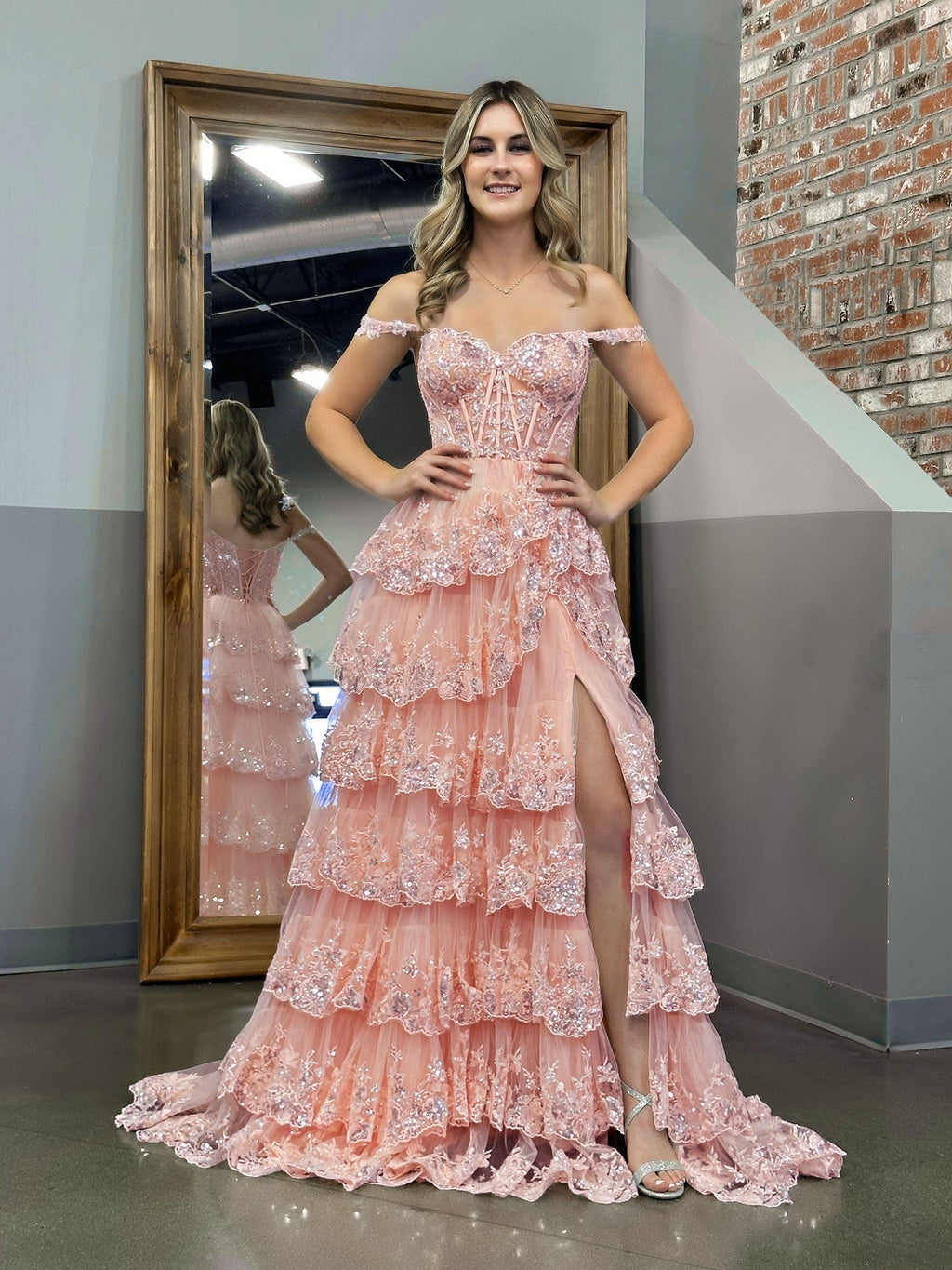 Vestido de fiesta estilo princesa, corte A, hombros descubiertos, corsé y volantes de encaje