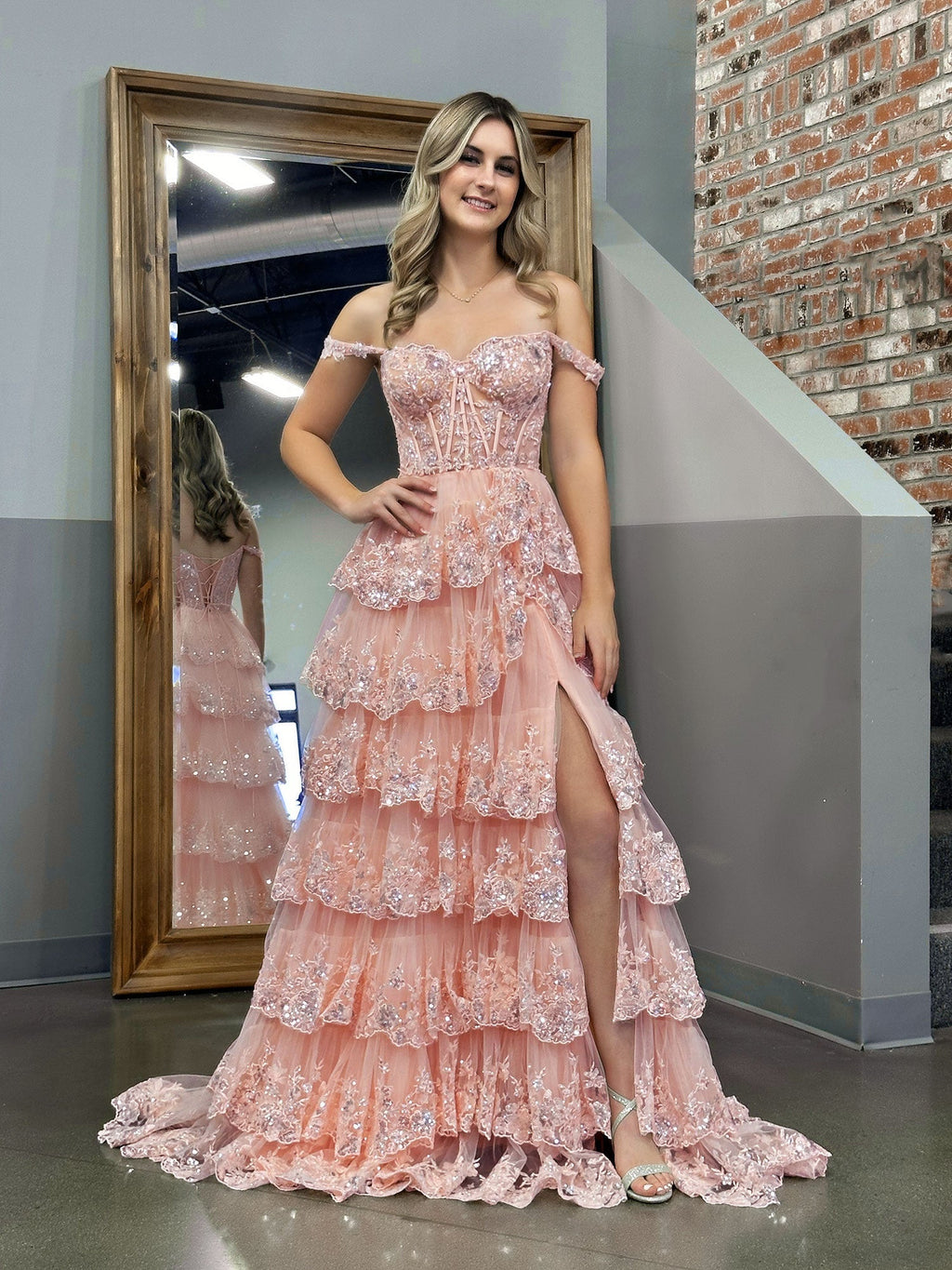 Vestido de fiesta estilo princesa, corte A, hombros descubiertos, corsé y volantes de encaje